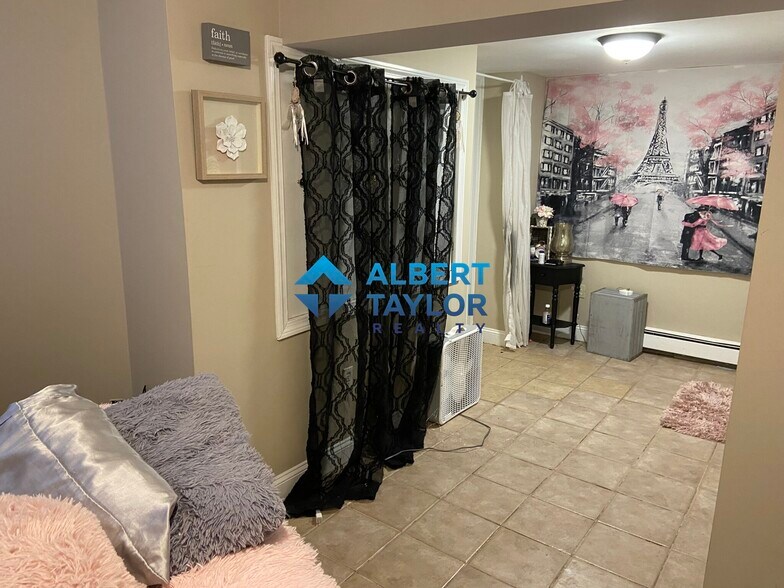 Building Photo - 8 Sunset St