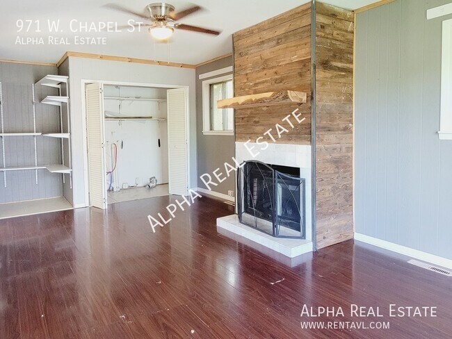 Building Photo - Pet friendly home with level fenced back y...