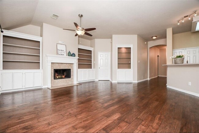 Building Photo - Crescent Drive, Pearland, TX 77584 - 3 BR ...