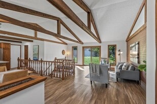 Building Photo - 833 Tyrol Ln