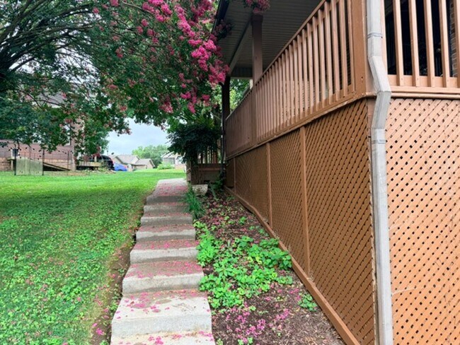 Building Photo - Maryville City 37804 - 4 bedroom, 3 bath Townhome - Contact Troy Adams (865) 233-6949