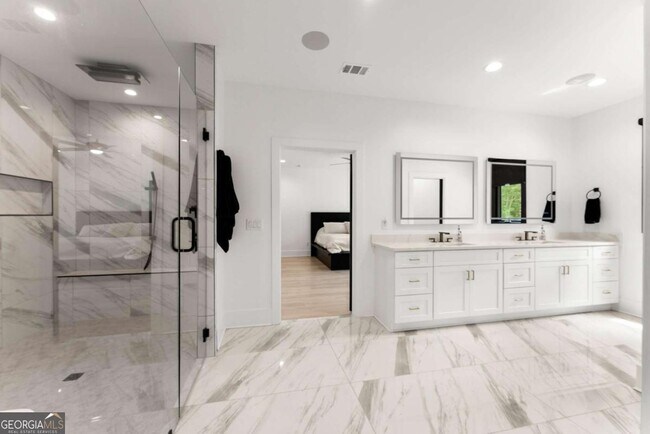 Building Photo - 151 S Pointe Dr