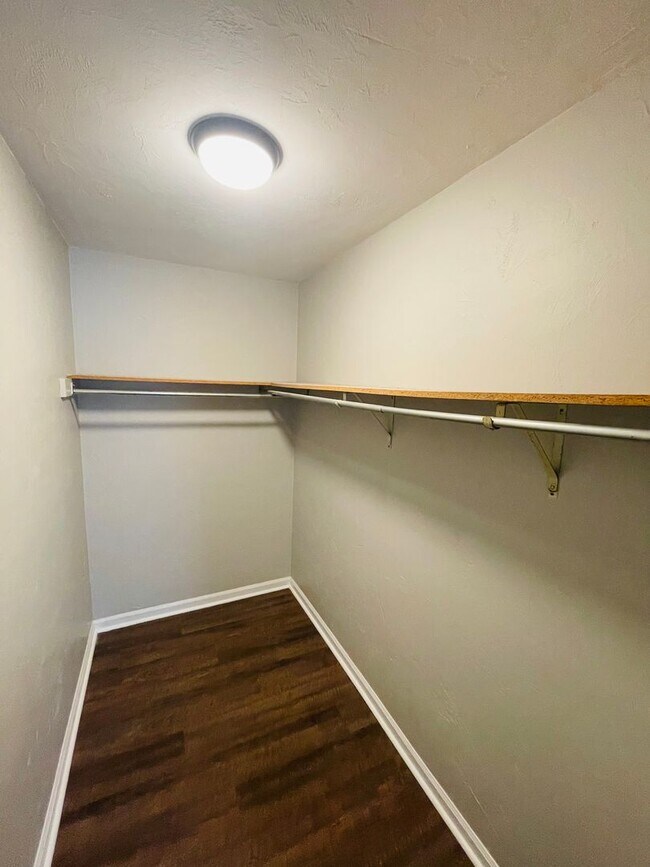 Building Photo - Spacious Duplex just north of I10 and Monroe