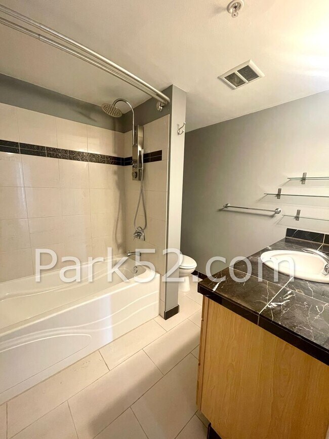 Building Photo - One Bedroom Condo in Downtown Tacoma