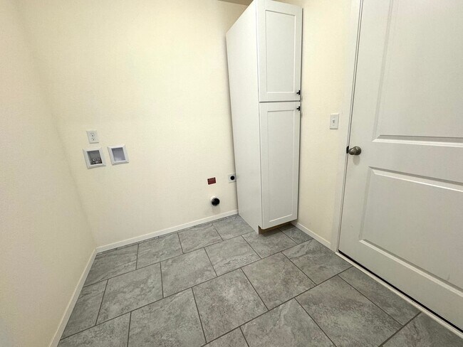 Building Photo - Stunning 3 bedroom, 2 bathroom home located in Bixby, Oklahoma!