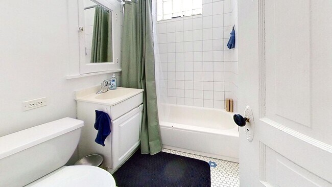 Building Photo - Top Floor Wrigleyville Two Bed Includes Heat