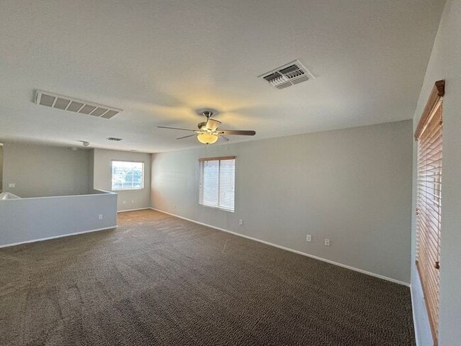 Building Photo - 1056 E Lakeview Dr