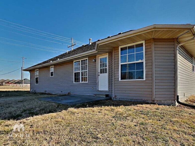 Building Photo - 539 N Century Ave