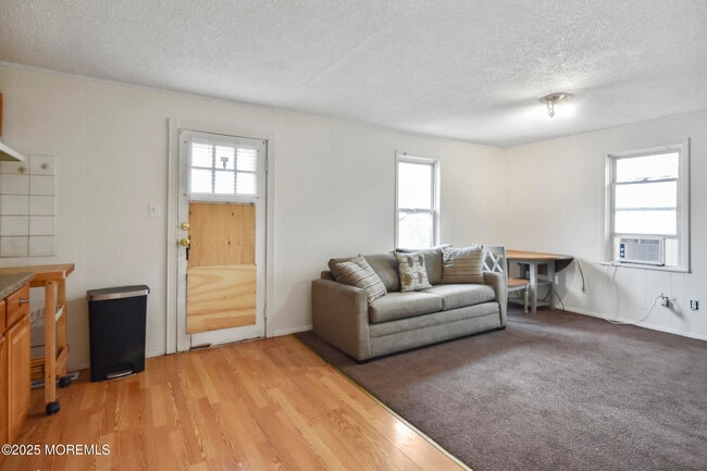 Building Photo - 811 US-9