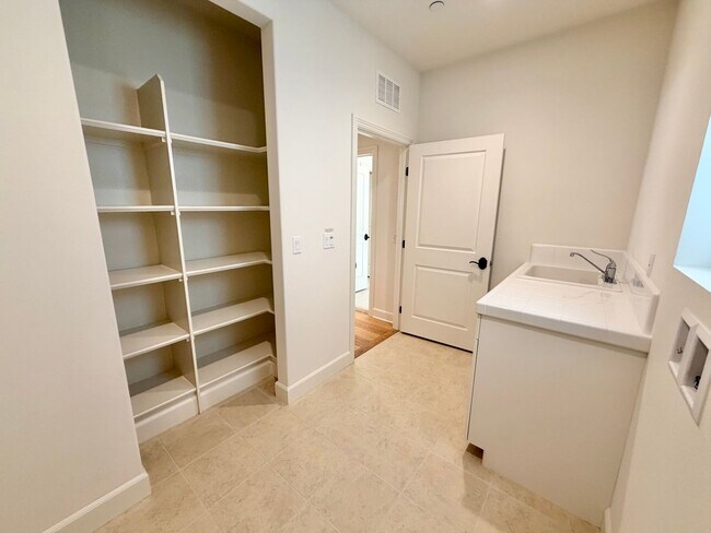 Building Photo - Gorgeous 4 bed 3 bath in the desired Portola Springs