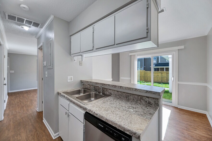 The bar allows for an eat in kitchen overlooking the dining room - 4304 Presley Ct