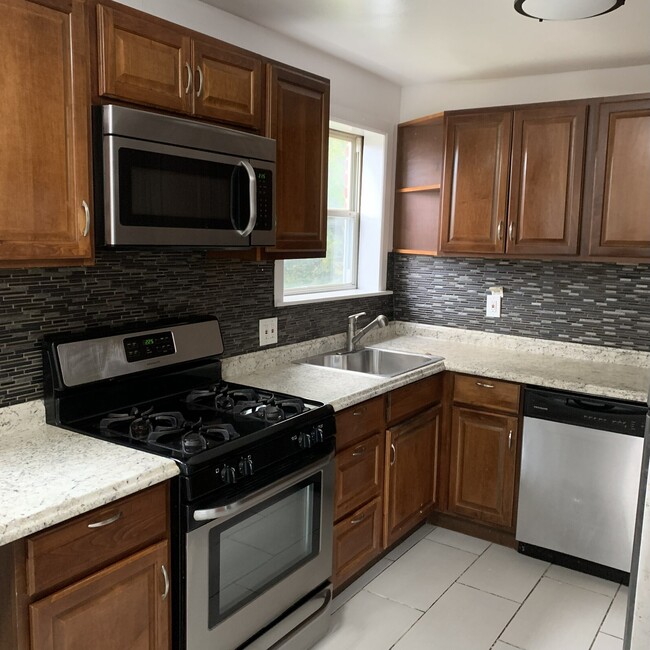 Building Photo - 11 Bedford Ave