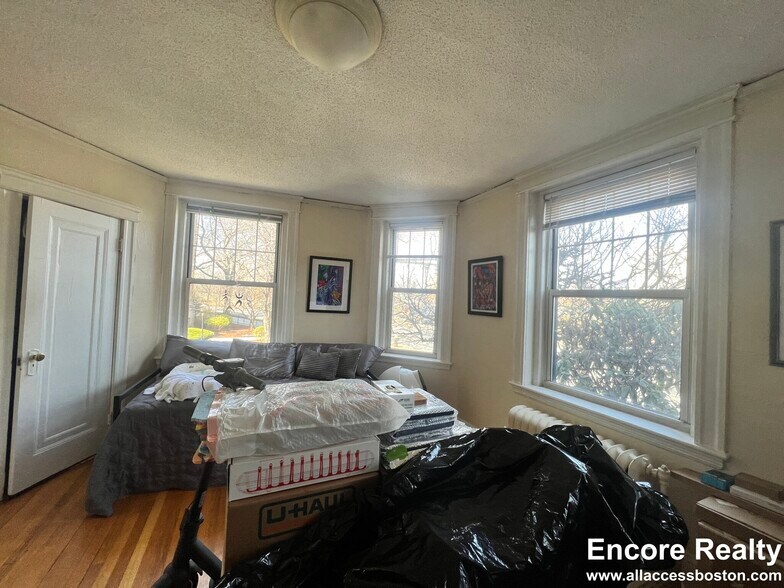 Building Photo - 114 Riverway