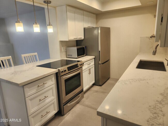 Building Photo - 7557 N Dreamy Draw Dr