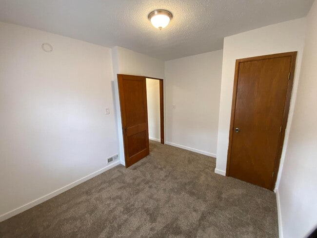 Building Photo - 404 S Wayland Ave