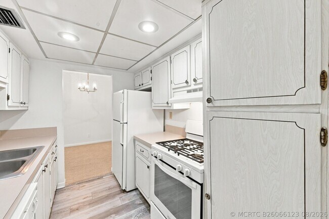Building Photo - 1601 S Flagler Dr