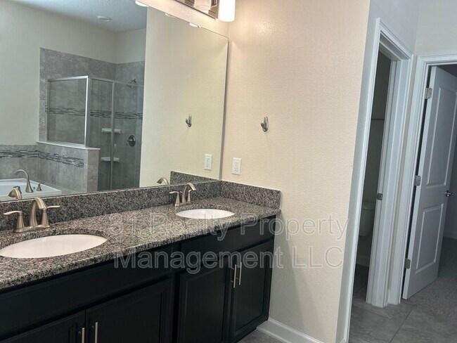 Building Photo - 11114 Sycamore Woods Dr