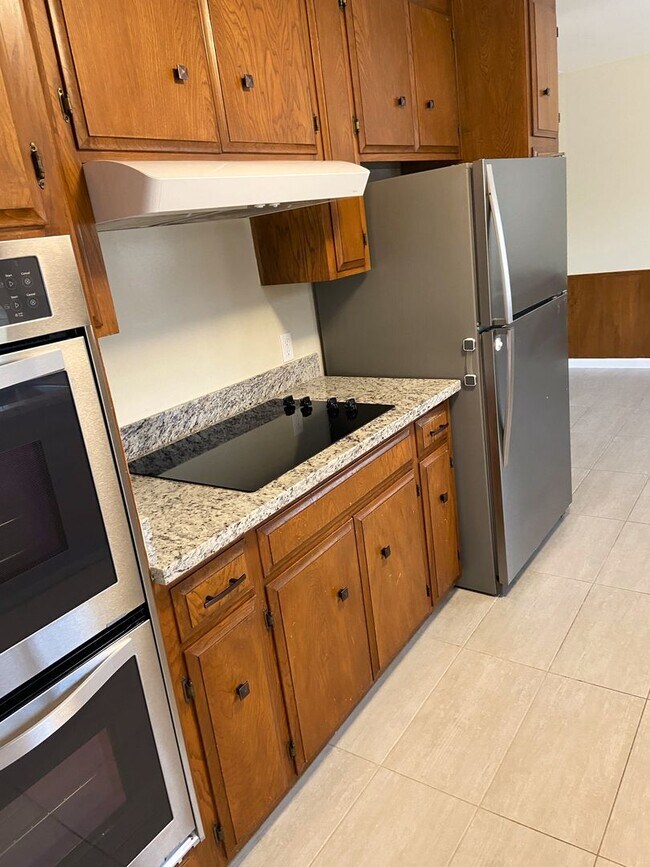 Building Photo - Spacious Duplex in Great Mountain View Area!