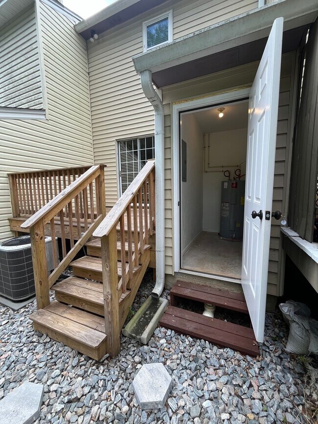 Building Photo - 1569 Jacks Dr