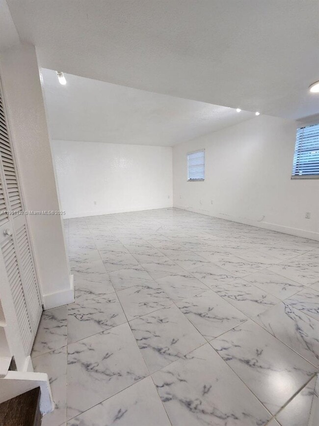 Building Photo - 5100 W 12th Ln