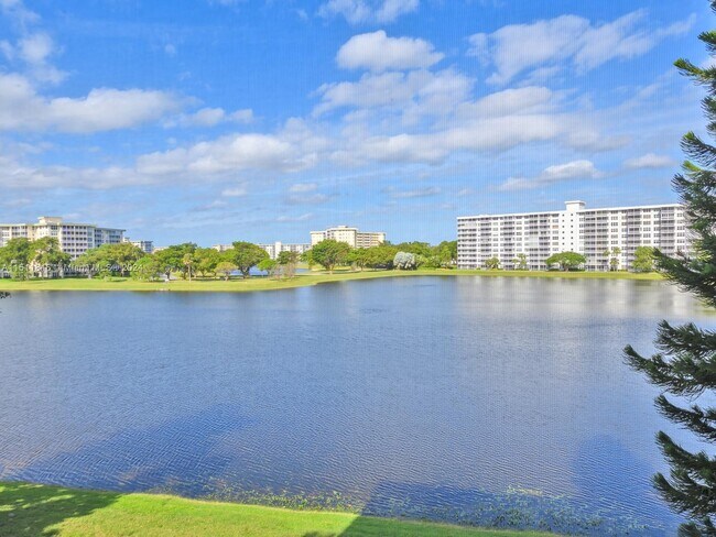 Building Photo - 2751 N Palm Aire Dr