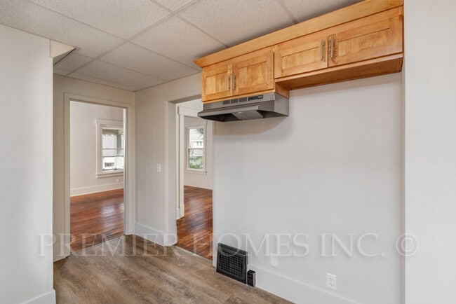 Building Photo - 3 Bed Home with Garage, Private Driveway & Yard – $1,495/mo
