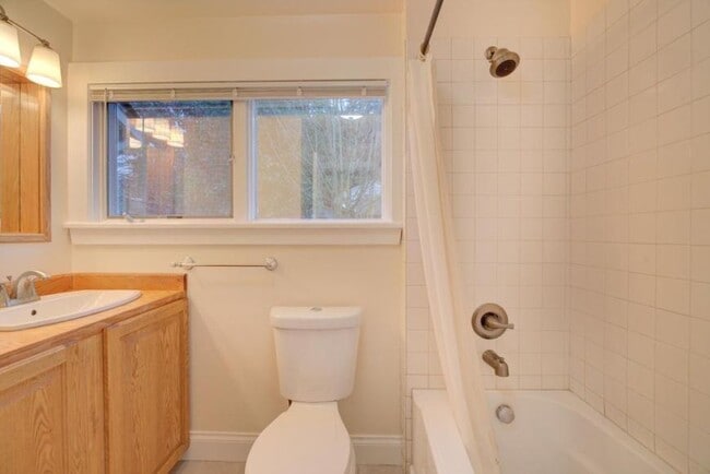 Building Photo - 3 bedroom in Shoreline WA 98133
