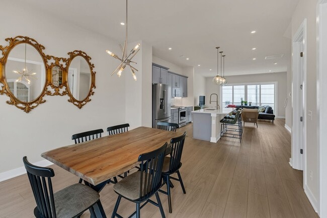 Building Photo - Modern 3 Bed, 3.5 Bath Townhome in The Nat...