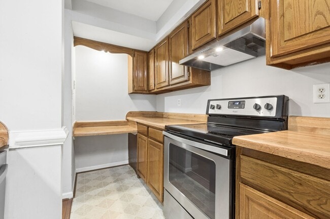 Building Photo - Move In Ready Brick Ranch in VB!