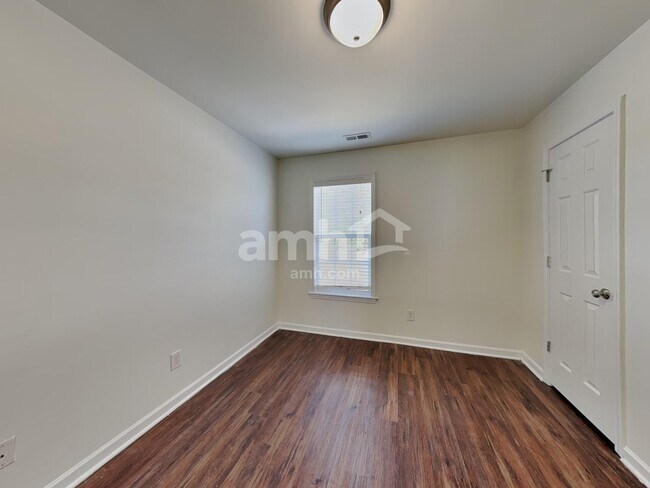 Building Photo - 645 Commander Dr