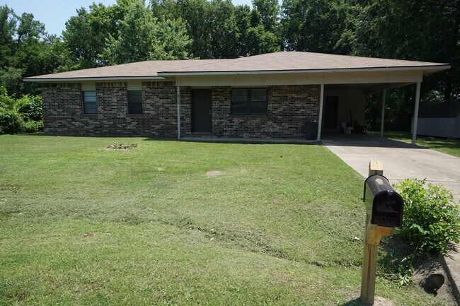 Building Photo - Nice 3 bed 1.5 Bath house, total electric