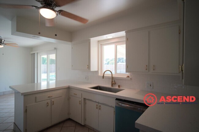 Building Photo - 3 Bed / 2 Bath Home on 2 Acres of Cattle L...