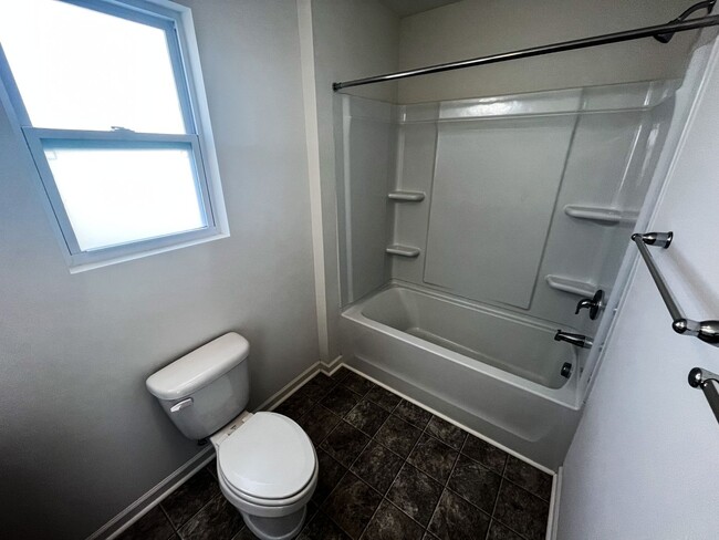 Building Photo - Beautiful 3 bedroom, 2 1/2 bathroom home i...