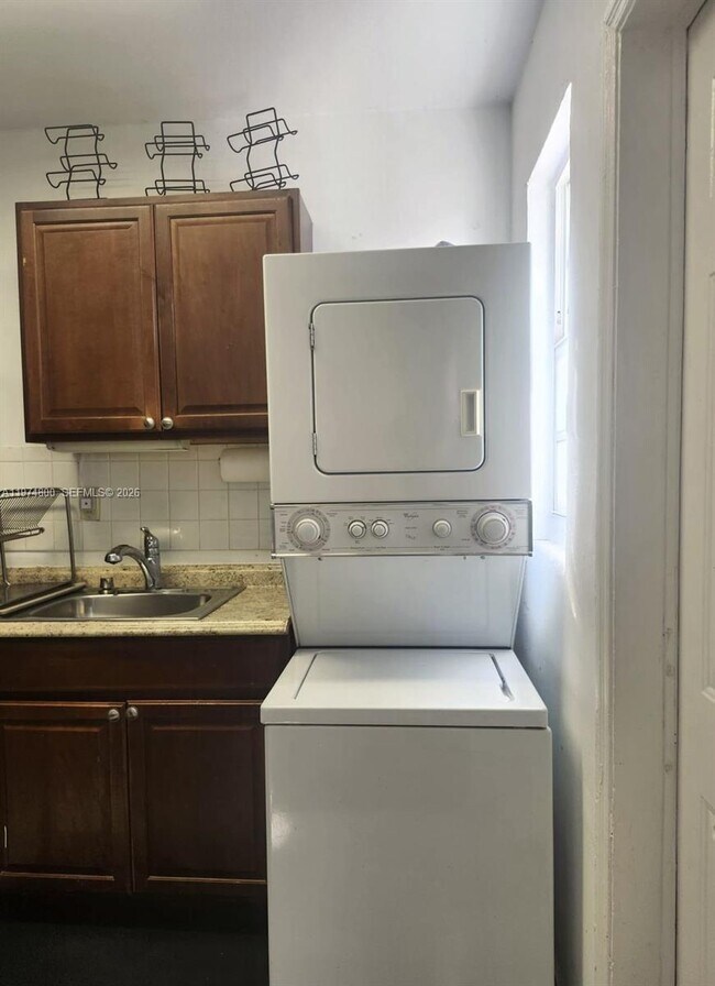 Building Photo - 11220 NE 11th Pl