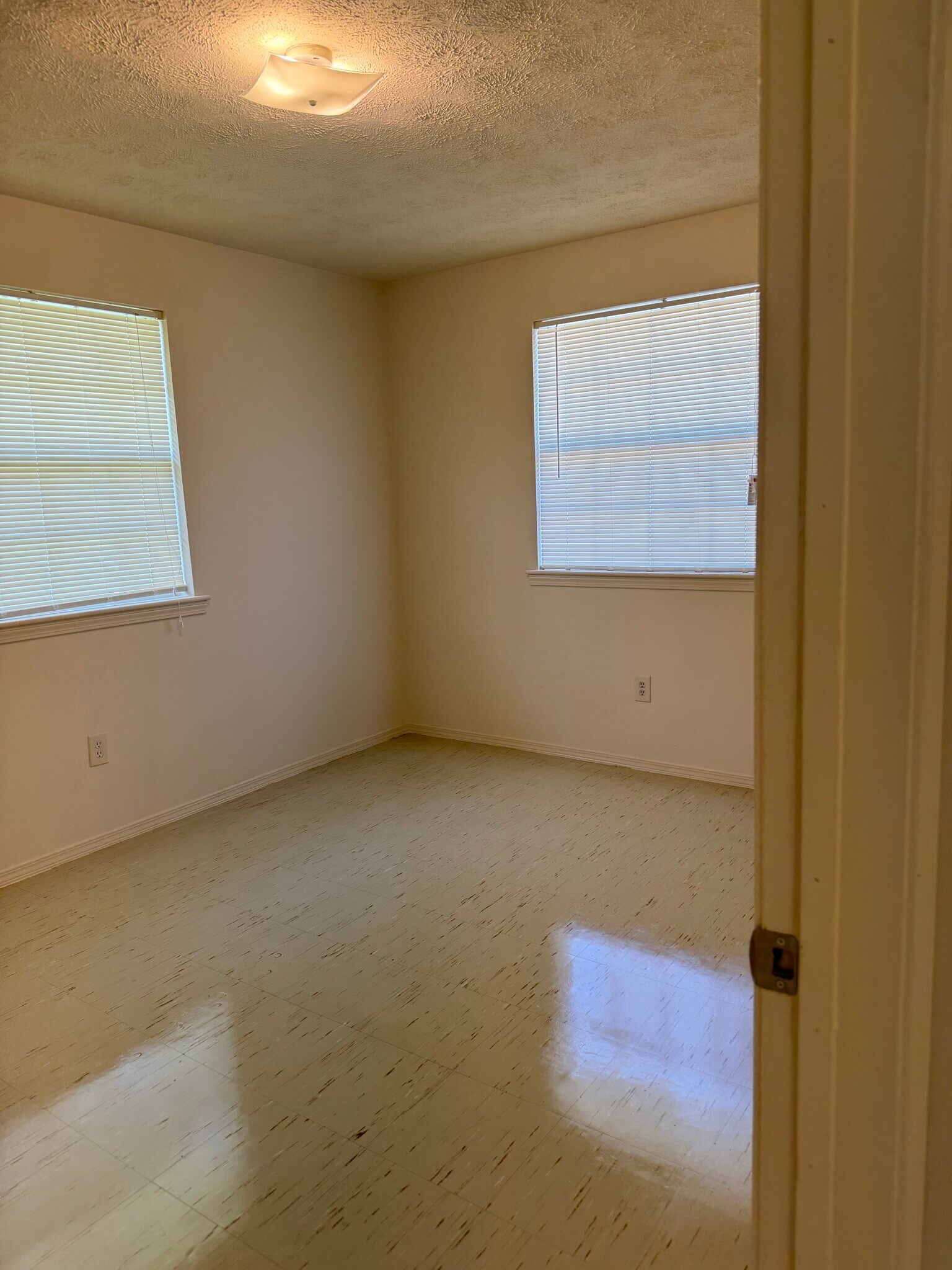 Building Photo - 109 Upsilon St