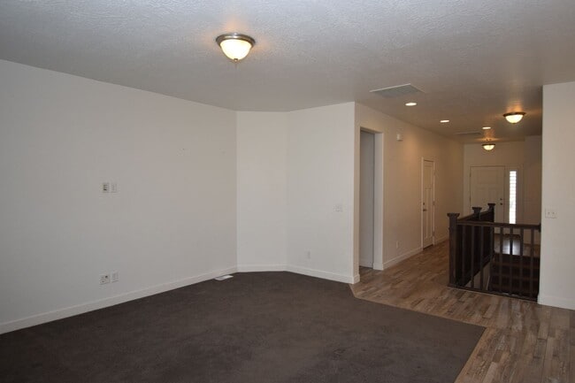 Building Photo - Gorgeous 5 Bed 3 Bath home in Herriman!!!