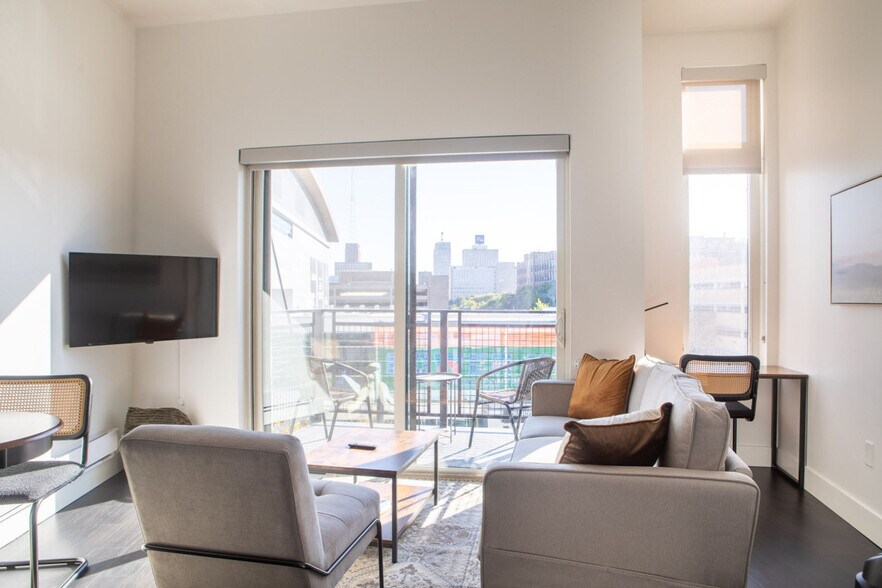 Building Photo - 550 W Juneau Ave