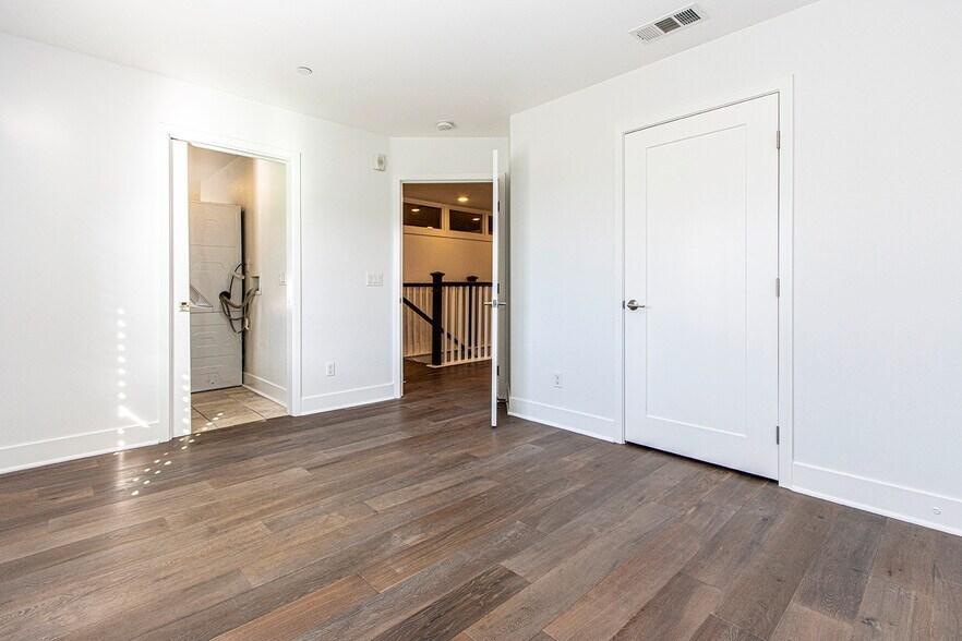 Building Photo - 2400 Torrey Pines Rd
