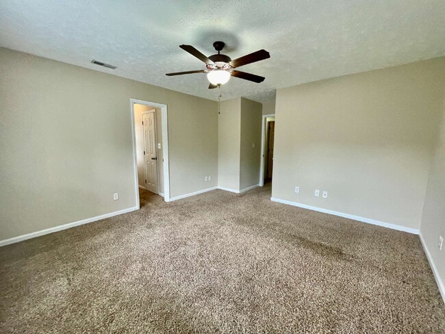Building Photo - Charming 3-Bed Haven With 2.5 Baths In Fay...