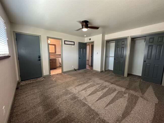 Building Photo - SE Visalia home with pool coming soon! All utilities included