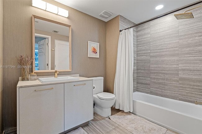 Building Photo - 1010 Brickell Ave