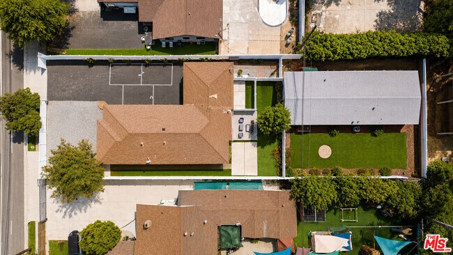 Building Photo - 6031 Fallbrook Ave