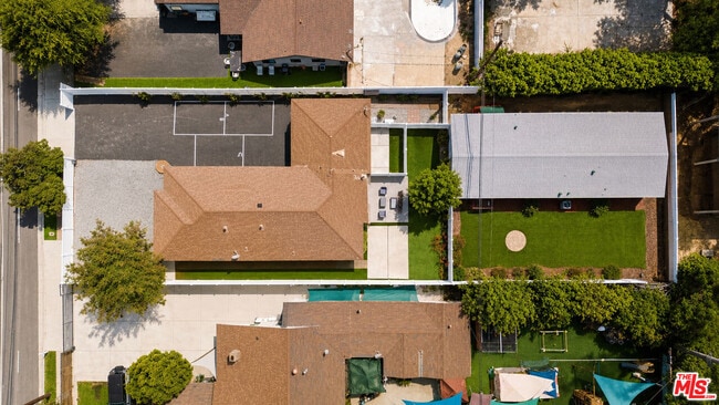 Building Photo - 6033 Fallbrook Ave