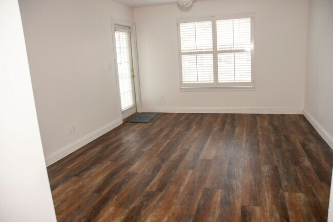 Building Photo - Luxury 3 bedroom 3.5 bath home in GATED community with BOAT SLIP!