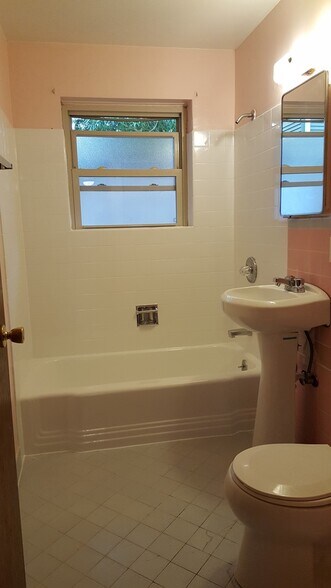 Building Photo - 1419 S College St