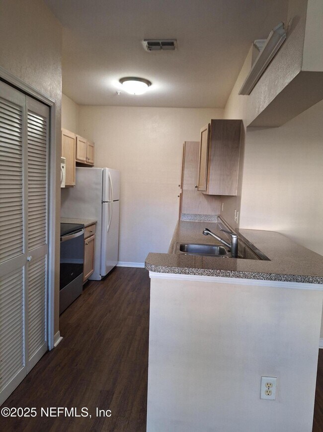 Building Photo - 7800 Point Meadows Dr