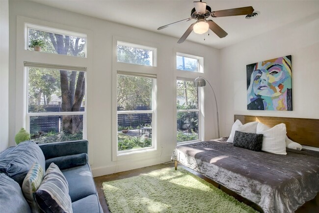 Building Photo - 513 E 11th St