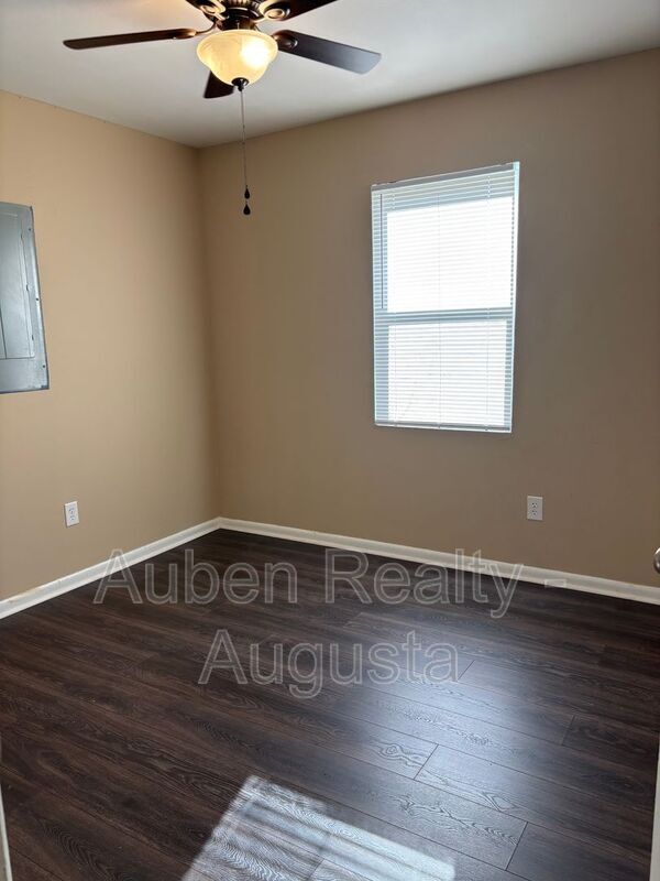 Building Photo - 2516 Kensington Dr E