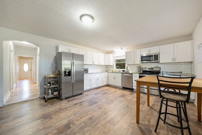 Building Photo - Lovely 3 bedroom bungalow close to downtown Durham!