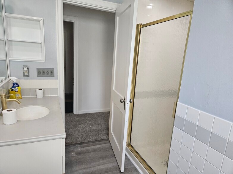 Shower - 105 Ohio St